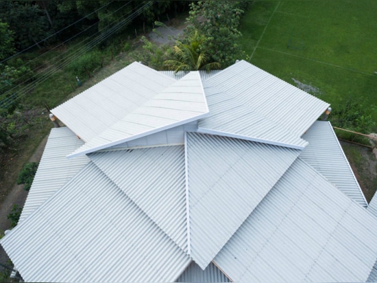 Les architectes emploient les matériaux locaux pour établir le beau centre social de Costa Rica