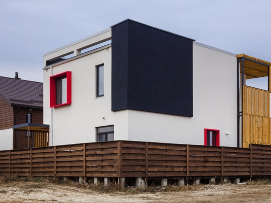 La maison inspirée par Stijl de De à Kiev comporte le mur massif de pergola pour l'intimité