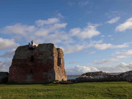 Les architectes de CARTE reconstitue autoritaire l'accès à une ruine médiévale de 700 ans