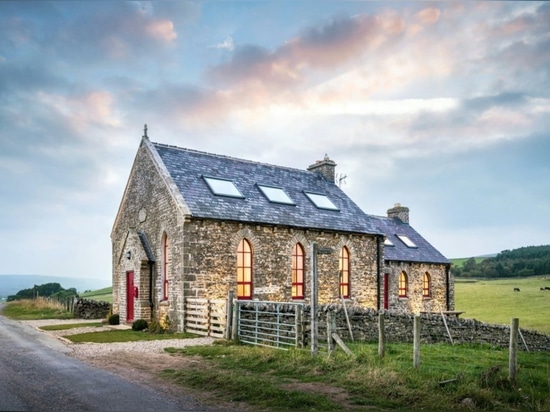 La chapelle du 19ème siècle décrépite a converti en maison stupéfiante