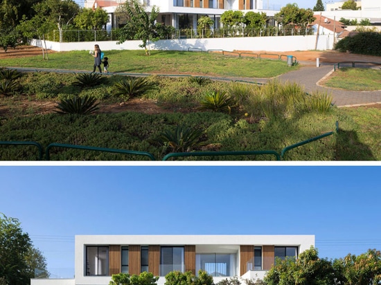 Les grands murs de verre coulissants donnent cette maison facile d'accès à la piscine