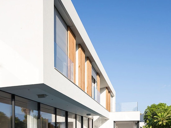 Les grands murs de verre coulissants donnent cette maison facile d'accès à la piscine