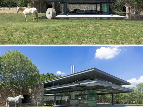 Ce pavillon de visiteurs est entouré par le verre et l'eau