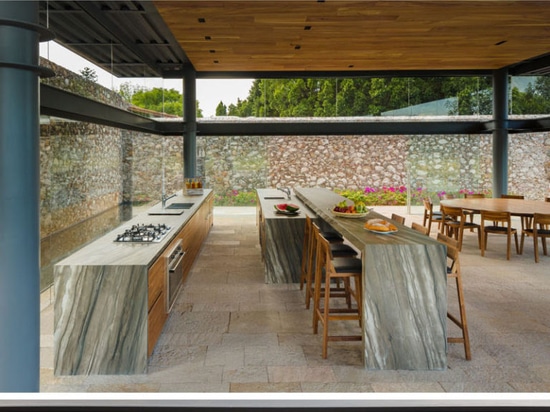 Ce pavillon de visiteurs est entouré par le verre et l'eau