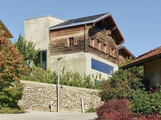 Un effet de métal et de bois dans les Alpes suisses par des architectes de Savioz Fabrizzi