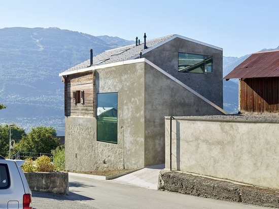 Un effet de métal et de bois dans les Alpes suisses par des architectes de Savioz Fabrizzi