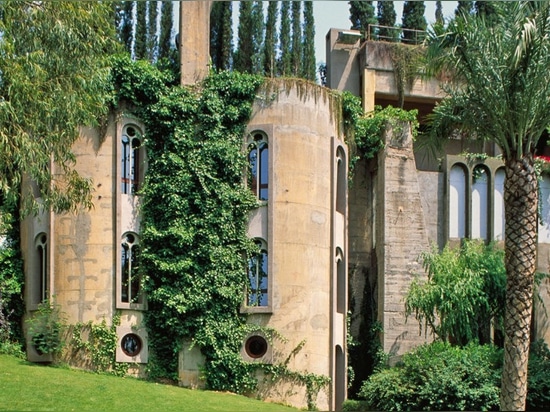 L'architecte transforme la vieille usine de ciment en maison incroyable de conte de fées – et l'intérieur vous soufflera loin