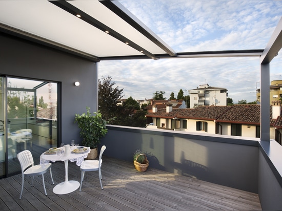 L’innovative pergola XTESA de KE valorise l’espace extérieur d’une maison à Pordenone et permet une nouvelle façon de le vivre.