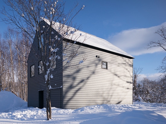 La maison de K par les architectes florian de busch est un chalet contemporain d'hiver au Hokkaido