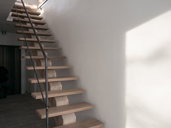 La maison de K par les architectes florian de busch est un chalet contemporain d'hiver au Hokkaido