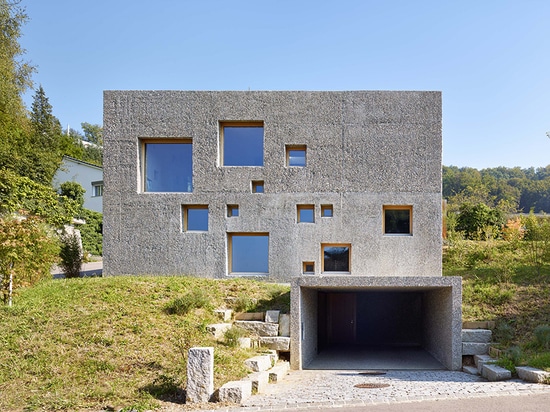 la maison en béton de wespi de meuron romeo en Suisse est perforée avec les fenêtres carrées