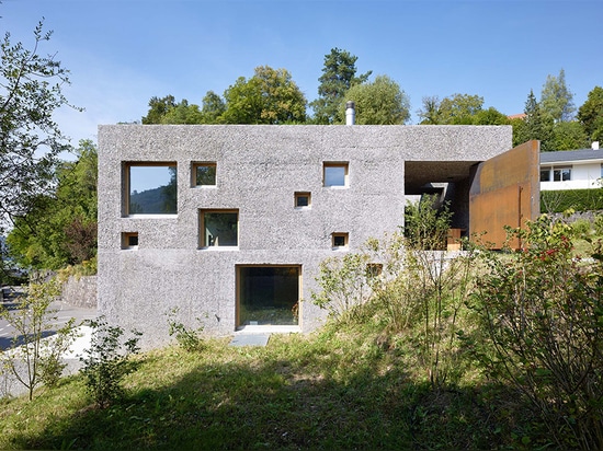 la maison en béton de wespi de meuron romeo en Suisse est perforée avec les fenêtres carrées