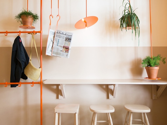 les overtreders W accroche le rail orange au-dessus du café de Néerlandais de hangop