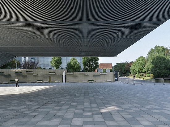 OMA accomplit le lieu de rendez-vous élevé d'exposition au-dessus d'une plaza publique à Changhaï