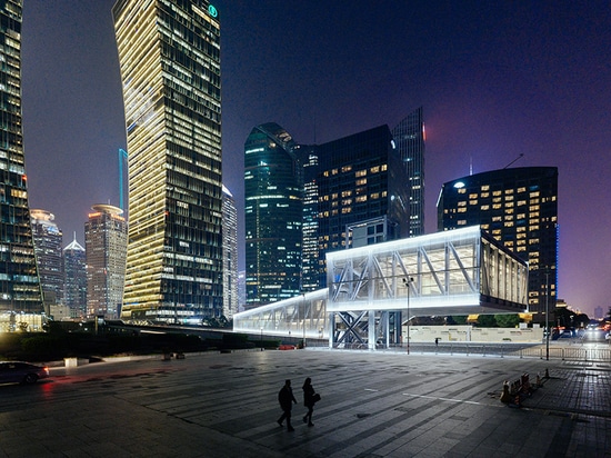 OMA accomplit le lieu de rendez-vous élevé d'exposition au-dessus d'une plaza publique à Changhaï