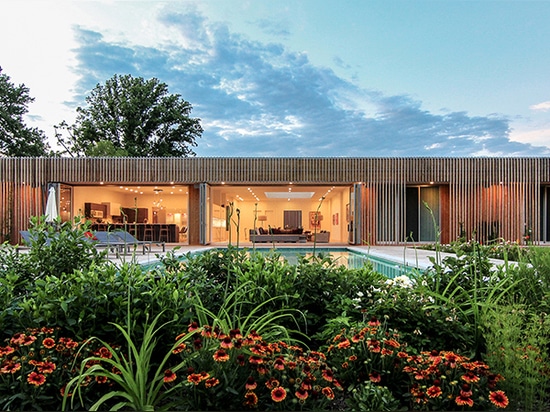 la maison de pré par le bureau YE mian se relie profondément à la nature et à la lumière