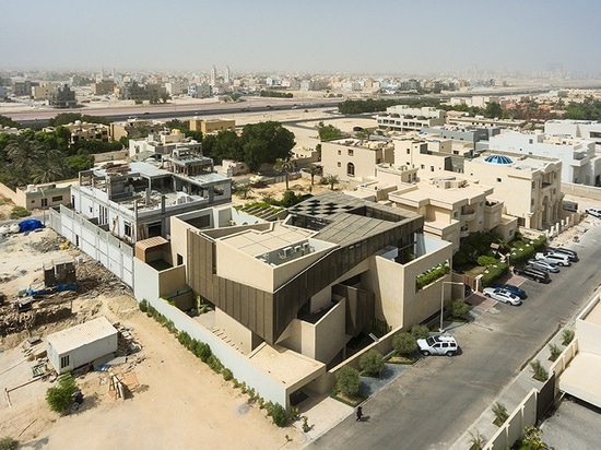 Les architectes d'AGi intègre trois jardins à l'intérieur de maison koweitienne