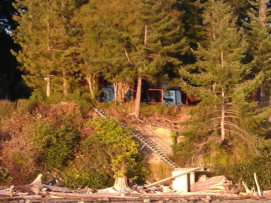 le zeroplus accomplit la cabine de sneeoosh sous l'auvent de bois de construction