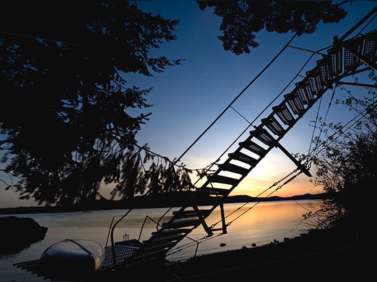 le zeroplus accomplit la cabine de sneeoosh sous l'auvent de bois de construction