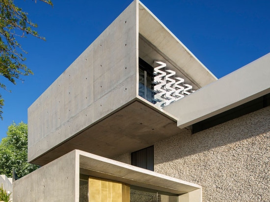 Cette Chambre en béton a été conçue avec des vues stupéfiantes donnant sur la ville