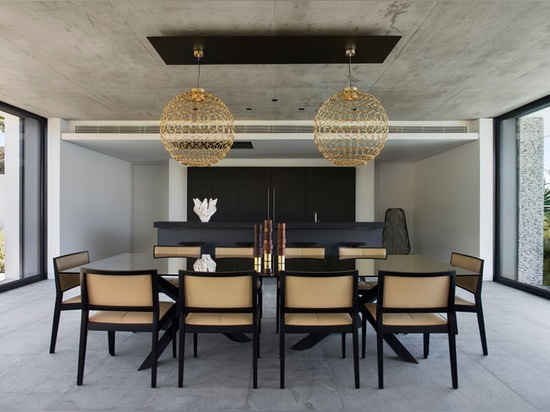 Cette Chambre en béton a été conçue avec des vues stupéfiantes donnant sur la ville