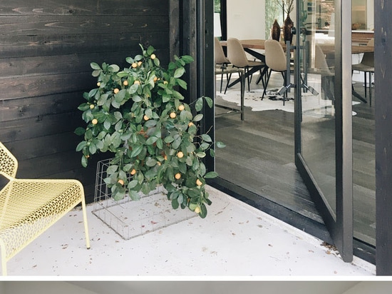 Cette Chambre en forme de L en Texas Opens Up For Indoor/divertissement extérieur