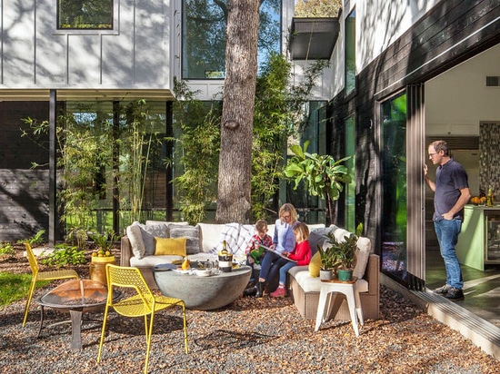 Cette Chambre en forme de L en Texas Opens Up For Indoor/divertissement extérieur