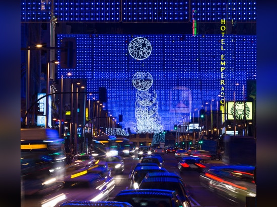 Madrid installe les lumières de Noël lune-orientées