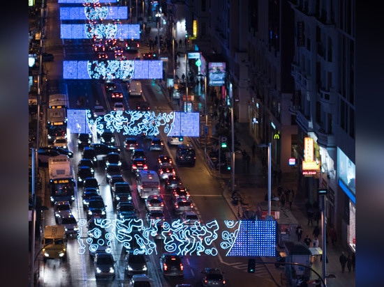 Madrid installe les lumières de Noël lune-orientées