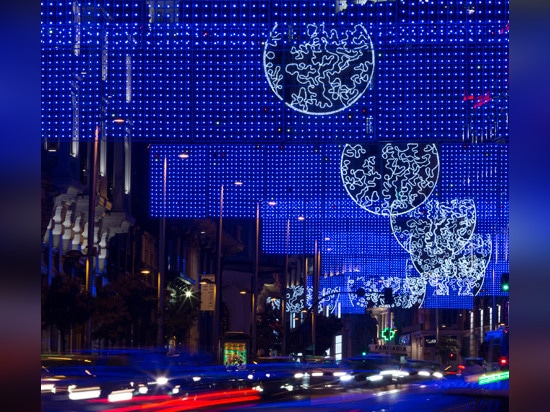 Madrid installe les lumières de Noël lune-orientées