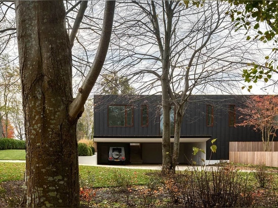 Le bureau de la maison peu conventionnelle de Hamptons de l'architecture soulève la barre