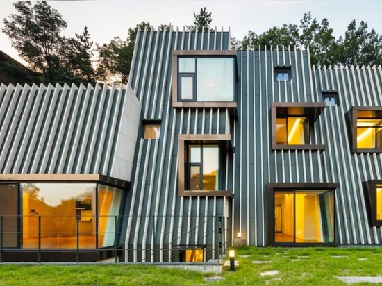 Pentes profondes multi-à gradins de la Chambre de Séoul dans un toit herbeux magnifique