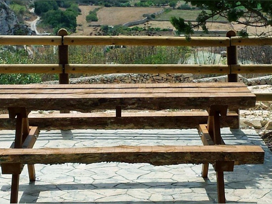 Les groupes de bancs et la table ont fait en bois à Malte