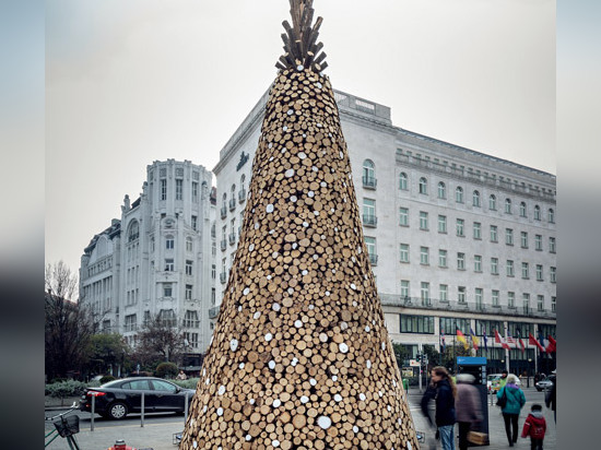 Bonjour le bois construit l'arbre de Noël de Budapest de 5000 morceaux de bois de chauffage