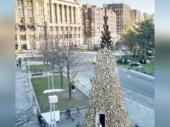 Bonjour le bois construit l'arbre de Noël de Budapest de 5000 morceaux de bois de chauffage