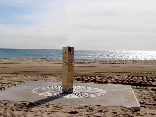 Douches et lavage de pied installé dans la plage de Montgat