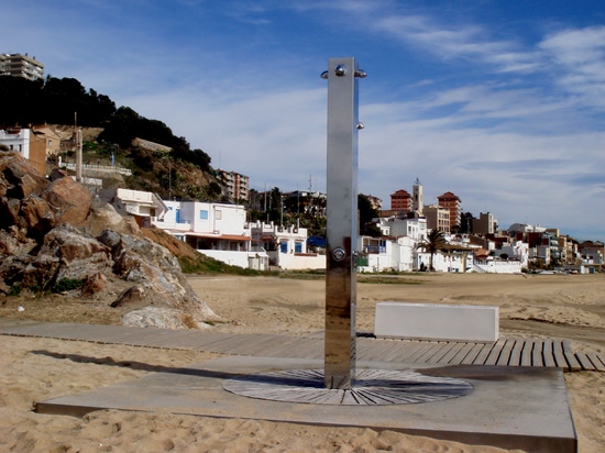 Douches et lavage de pied installé dans la plage de Montgat