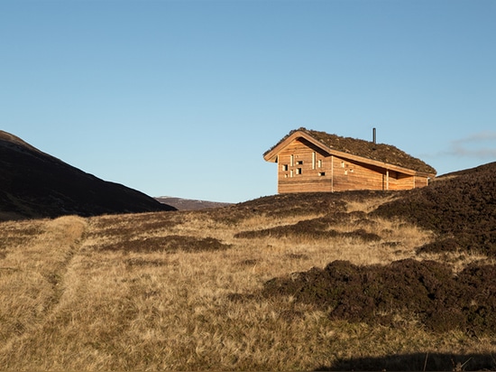 mélanges mousse-complétés de hutte de la montagne des architectes de moxon dans les montagnes écossaises