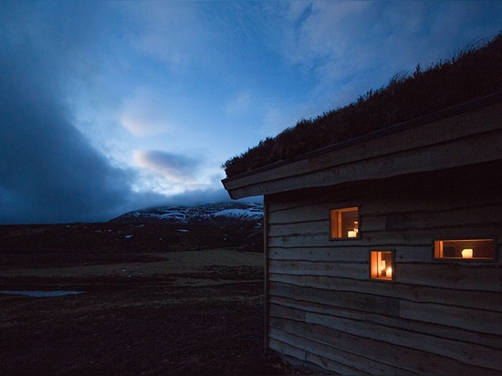 mélanges mousse-complétés de hutte de la montagne des architectes de moxon dans les montagnes écossaises