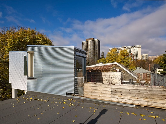 l'aleph-bau ajoute la structure habillée d'aluminium de dessus de toit au rowhouse du 19ème siècle de Toronto