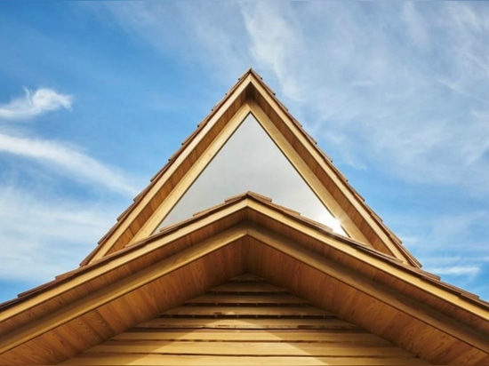 Le minimaliste Yoshino Cedar House a été construit entièrement hors du bois de construction local-originaire