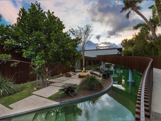 Cette maison tropicale de paradis a une lagune de natation tout-naturelle remplie de poissons vivants