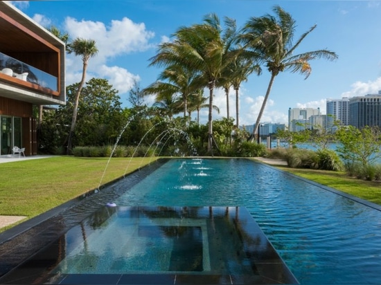 Cette maison tropicale de paradis a une lagune de natation tout-naturelle remplie de poissons vivants