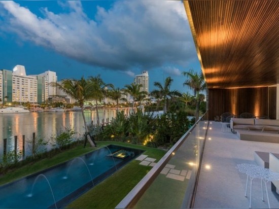 Cette maison tropicale de paradis a une lagune de natation tout-naturelle remplie de poissons vivants