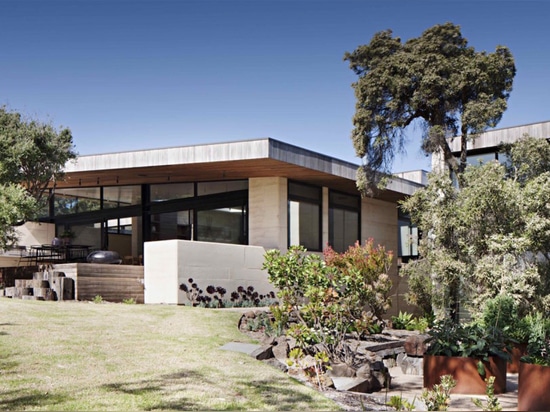 La maison australienne élégante montre la beauté et la dureté de la terre enfoncée