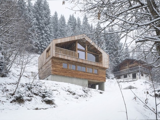 Le chalet beau de bois de construction montre la beauté du minimalisme moderne