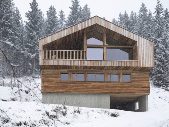 Le chalet beau de bois de construction montre la beauté du minimalisme moderne