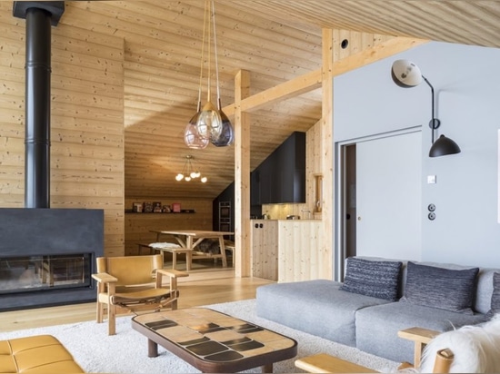 Le chalet beau de bois de construction montre la beauté du minimalisme moderne