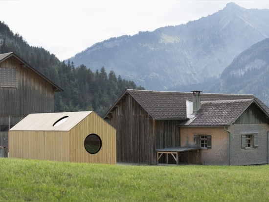 La maison mobile adorable montre la beauté du bois de construction non traité