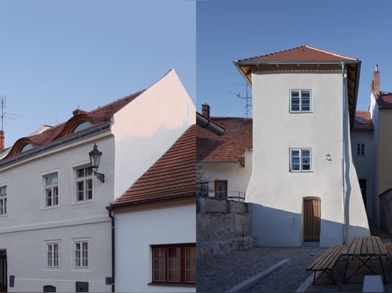 maison tchèque du 16ème siècle renée comme dépendance imprégnée avec l'histoire